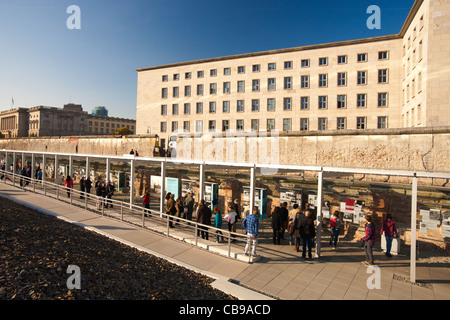 Il Checkpoint Charlie Museum di Berlino; Berliner Mauermuseum Foto Stock