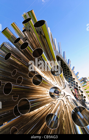 Tubi di metallo di un arpa Eolie da Luke Jerram sul display a Salford Quays, Manchester, Inghilterra, Regno Unito Foto Stock