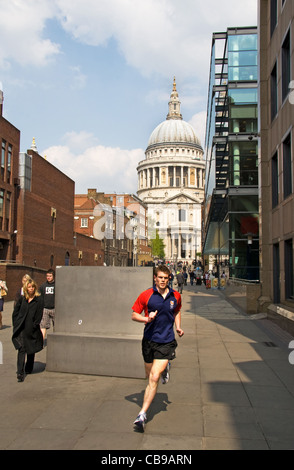 Pranzo runner con la Cattedrale di St Paul dietro, Peter Hill, City of London, Londra, Inghilterra, Regno Unito Foto Stock