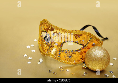 Carnevale maschera dorata con argento coriandoli su sfondo bianco Foto stock  - Alamy