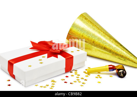Scatola regalo bianca con un nastro rosso, coriandoli e party hat su bianco Foto Stock