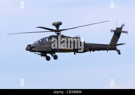 Westland WAH-64D Longbow Apache AH1 azionato dal 3° Reggimento della Army Air Corps sulla rotta di avvicinamento per l'atterraggio a RAF Fairford Foto Stock