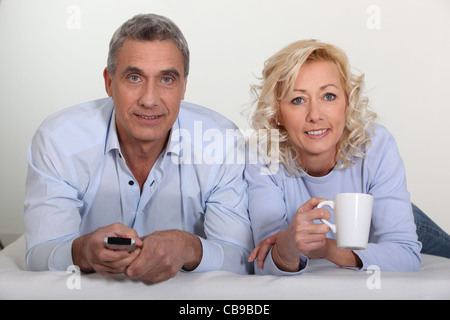 Una mezza età giovane giacente in letto. Foto Stock