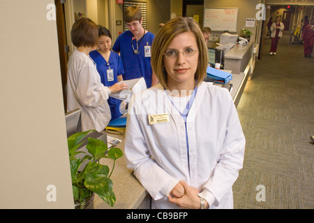 Waco, TX 12 Marzo 2009: Assistenza infermieristica istruttore Kacie Spencer, MSN, RN di McClennan Community College con alcuni dei suoi studenti (in Foto Stock