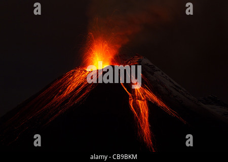 Vulcano Tungurahua esplose nella notte del 28 11 2011 Ecuador girato con Canon Eos Mark Iv convertito da materie di piccole quantità di rumore visibile a pieno S Foto Stock