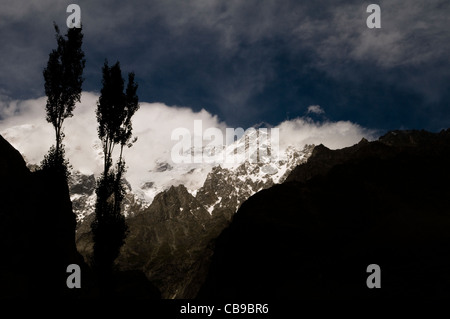 Ultar picco SAR è il più orientale del sud picco principale del Batura Muztagh, un sottointervallo del Karakorum range in Pakistan. Foto Stock