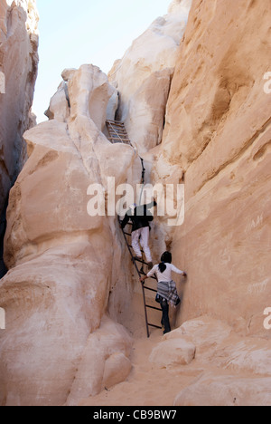 Guida Beduina con tourist salire le scale nel canyon bianco - Penisola del Sinai, Egitto Foto Stock