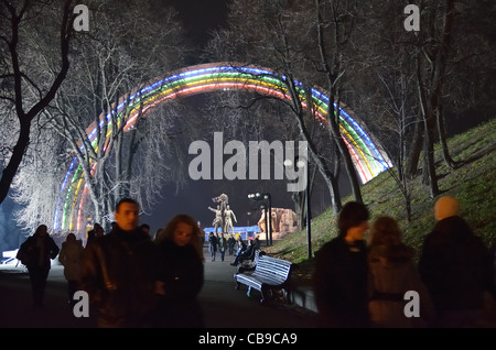 La vita notturna a Kiev, Khreshchatyk Park con persone di amicizia Arch, Kiev, Ucraina Foto Stock