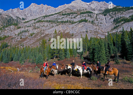 Equitazione su un viaggio di vacanza pausa durante il loro percorso nel Parco Nazionale di Banff nelle Montagne Rocciose Canadesi in Alberta, Canada, America del Nord. Foto Stock