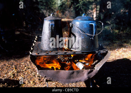 "Cowboy" caffè è che viene prodotta in enamelware pentole che sono riscaldati su un fuoco di legno durante una sosta a cavallo il sentiero di marcia in Alberta, Canada. Foto Stock