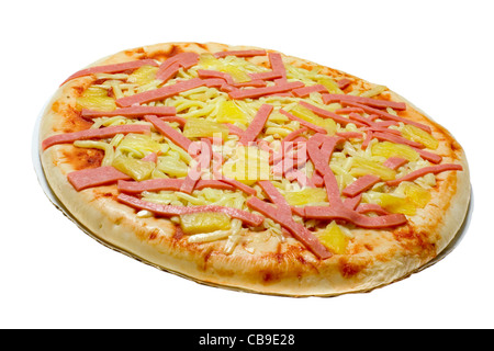 Il prosciutto crudo e ananas pizza isolati su sfondo bianco Foto Stock