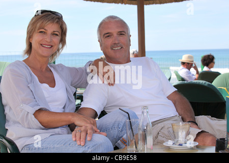 Giovane seduti sulla terrazza dell'albergo Foto Stock