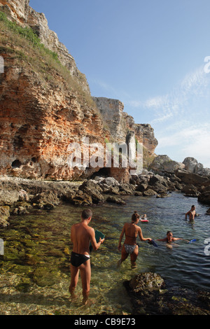 La gente di nuoto, nel nord della costa del Mar Nero, Kamen bryag, Bulgaria Foto Stock