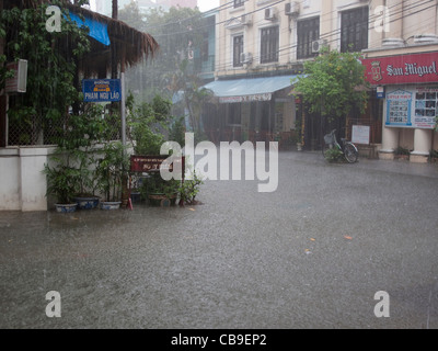 Nodo stradale di piogge monsoniche acquazzone in tinta, Vietnam Foto Stock