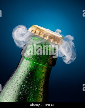 Apertura del tappo di birra con il gas in uscita Foto Stock