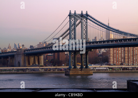 La città di New York Manhattan Bridge skyline durante i bei colori di mattina presto all'alba, alba dal ponte di Brooklyn. Foto Stock