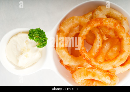 Golden deep anelli di cipolla fritti e verdure ,più cibo delizioso sul portafoglio Foto Stock