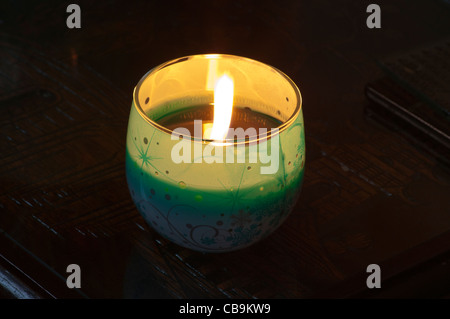 Acceso candele profumate acceso in una ciotola di vetro Contenitore fiamma ardente Foto Stock