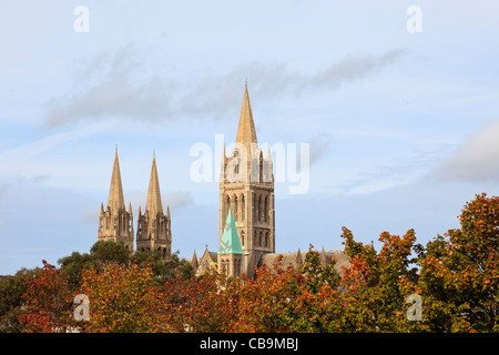 Truro Cornwall Inghilterra NEL REGNO UNITO le tre guglie del tardo XIX secolo cattedrale della Beata Vergine Maria al di là di alberi in autunno Foto Stock