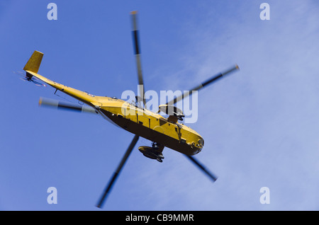 North Wales UK RAF Sea King HAR3una ricerca e salvataggio in elicottero volando in un cielo blu da sotto Foto Stock