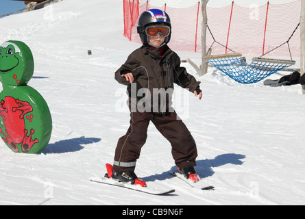 Un bambino impara a sciare Foto Stock