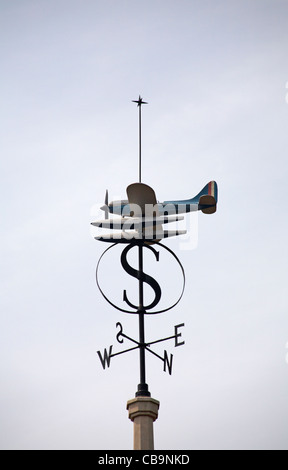 Weathervane, con la paletta meteorologica, con l'aereo da caccia e la lettera S in cima al Dorset UK nel mese di luglio Foto Stock