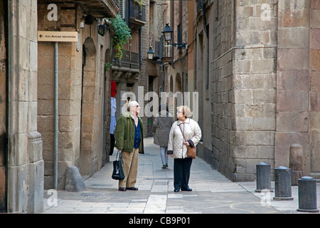 Coppia di anziani shopping nel vicolo a Barri Gòtic / quartiere Gotico di Barcellona, Spagna Foto Stock