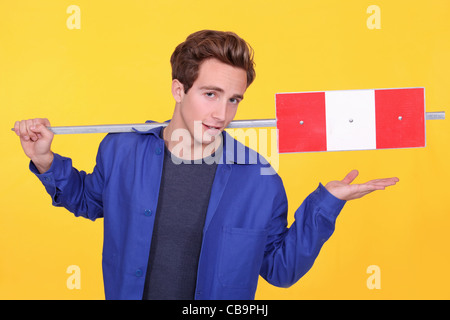 Costruzione di lavoratore su sfondo giallo Foto Stock