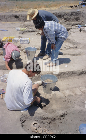 Neolitico sito archeologico di Catalhoyuk Central Anatolia in Turchia con gli archeologi Foto Stock