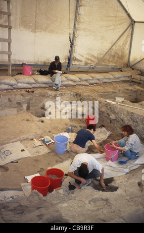 Gli archeologi che lavorano su neolitico sito archeologico di Catalhoyuk Central Anatolia in Turchia Foto Stock