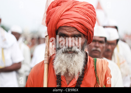 Questo uomo è parte di dindi annuale , yatra , verso Pandharpur's Vittal mandir, le passeggiate di gruppo da Pune quasi 25 giorni . Foto Stock