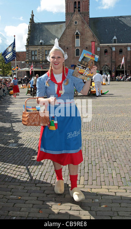 Una ragazza olandese in costume presso il mercato del formaggio di Alkmaar, Paesi Bassi Foto Stock
