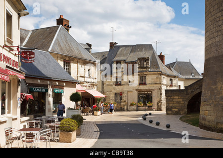 Valle della Loira, Francia - Langeais centro città con mura chateau e caffetterie, Valle della Loira, Francia Foto Stock