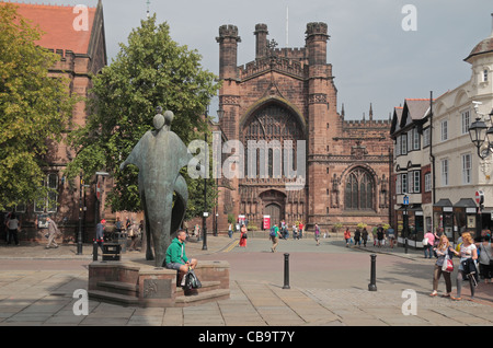 "Una celebrazione di Chester' scultura da Stephen Broadbent con Chester Cathedral dietro a Chester, Cheshire, Regno Unito. Foto Stock