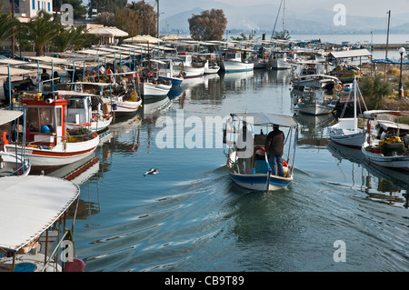 Barche da pesca sul fiume di Neos Kios vicino a Nafplio, Argolid, Peloponneso, Grecia Foto Stock