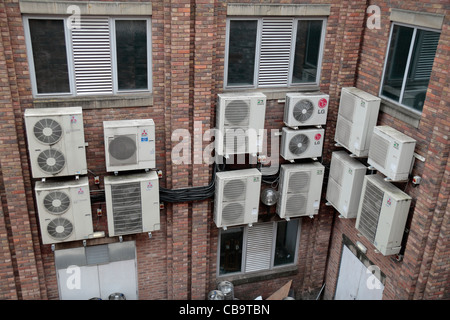 Un blocco di uffici parete piena di brutto le unità aria condizionata a Chester, Cheshire, Regno Unito. Foto Stock