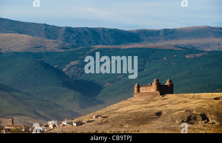 Castillo de la Calahorra (La Calahorra Castello) si erge maestosamente sulla collina sopra la città, la Sierra Nevada come sfondo. Foto Stock