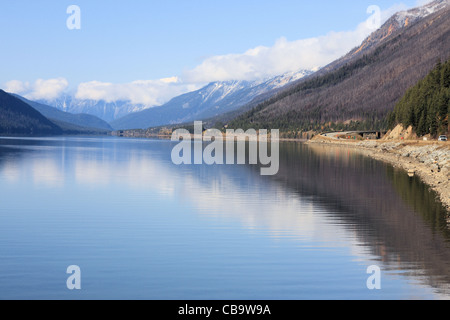 Moose lago sulla autostrada Yellowhead in British Columbia, Canada Foto Stock