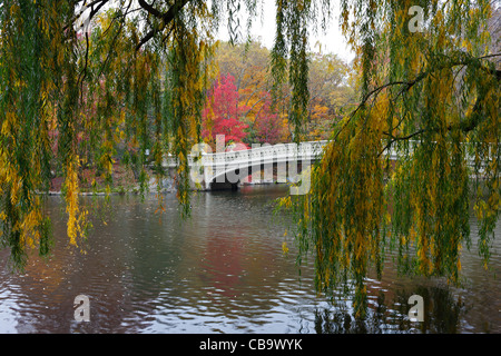 Ponte di prua a Central Park di New York in una giornata autunnale Foto Stock