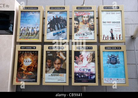 Bilingue cinese e inglese manifesti di cinema in un multiplex di hong kong cina della RAS di Hong Kong Foto Stock