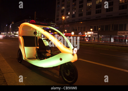 Rispettosi dell'ambiente bike taxi (ciclo bike; velo) in taxi in attesa di clienti a Berlino Foto Stock