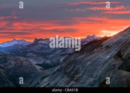 Alba sulle montagne del Parco Nazionale di Yosemite - California. Foto Stock