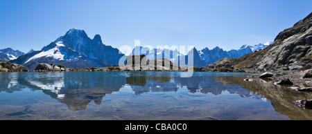 L'Aiguille Verte riflessa nelle calme acque di Lac Blanc alta sopra la valle di Chamonix Foto Stock