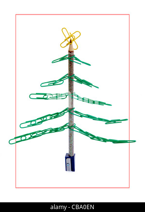 Office albero di Natale, realizzato al di fuori di un temperamatite una matita colorata e un sacco di clip di carta Foto Stock