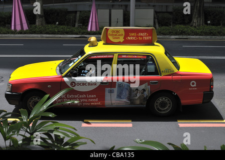 Taxi su Orchard Road, Singapore. Foto Stock