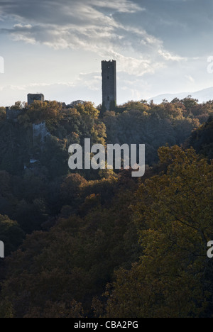 Orrido del flusso del castello e la cosiddetta Torre di Chia in provincia di Viterbo, Italia Foto Stock