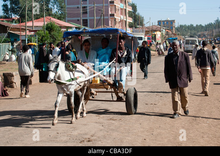 Il trasporto locale nella città di sbarcare sul bordo delle Simien parco nazionale della montagna nel nord dell'Etiopia, Africa. Foto Stock