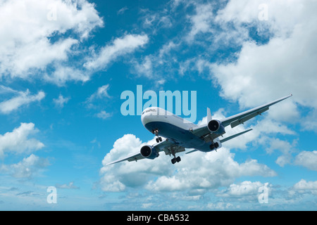 Gli aeromobili jet è la manovra in un colore blu cielo nuvoloso. In alta risoluzione. Foto Stock