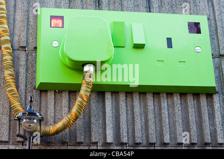 Verde gigante plug montato su una parete in London Inghilterra England Foto Stock