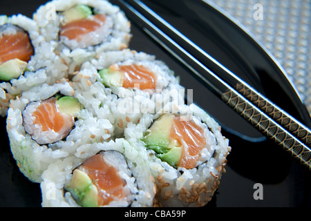 Salmone rotolo di avocado Foto Stock